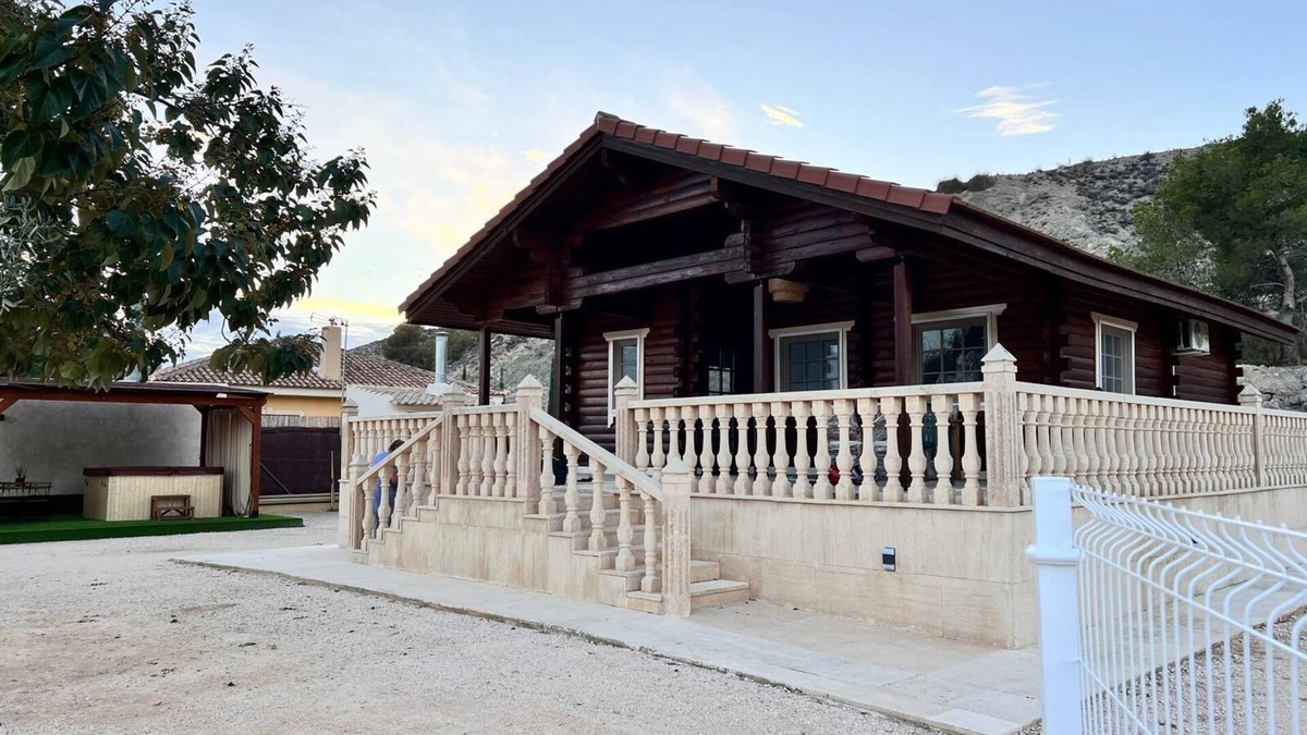 Fortuna Cabin | Dream cabin with outdoor Jacuzzi and barbecue.