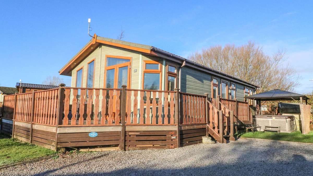 Yealand Conyers Cottage | DREAM CATCHER LODGE, family friendly, with hot tub in Carnforth