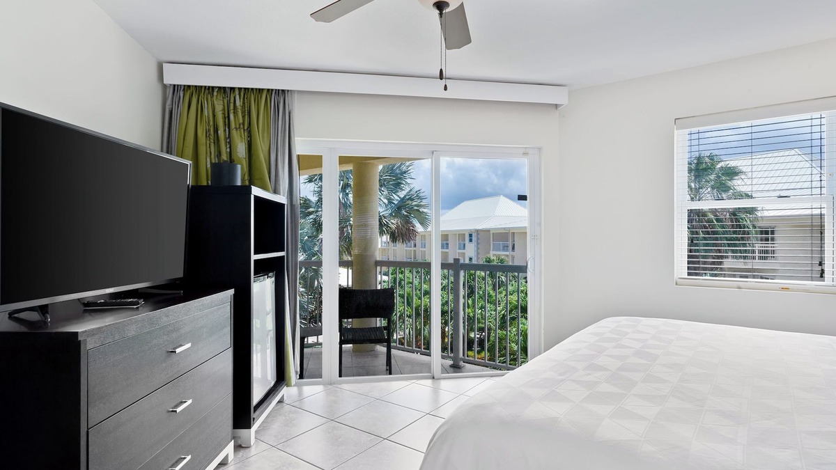 Crystal Harbour Apartment | Dream Getaway! Outdoor Pool and FREE Parking, Short Drive to Dolphin Discovery!