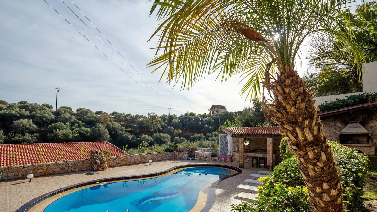 Makrys Tichos House | Dream Lux Flat with great Outdoors, Pool & Parking