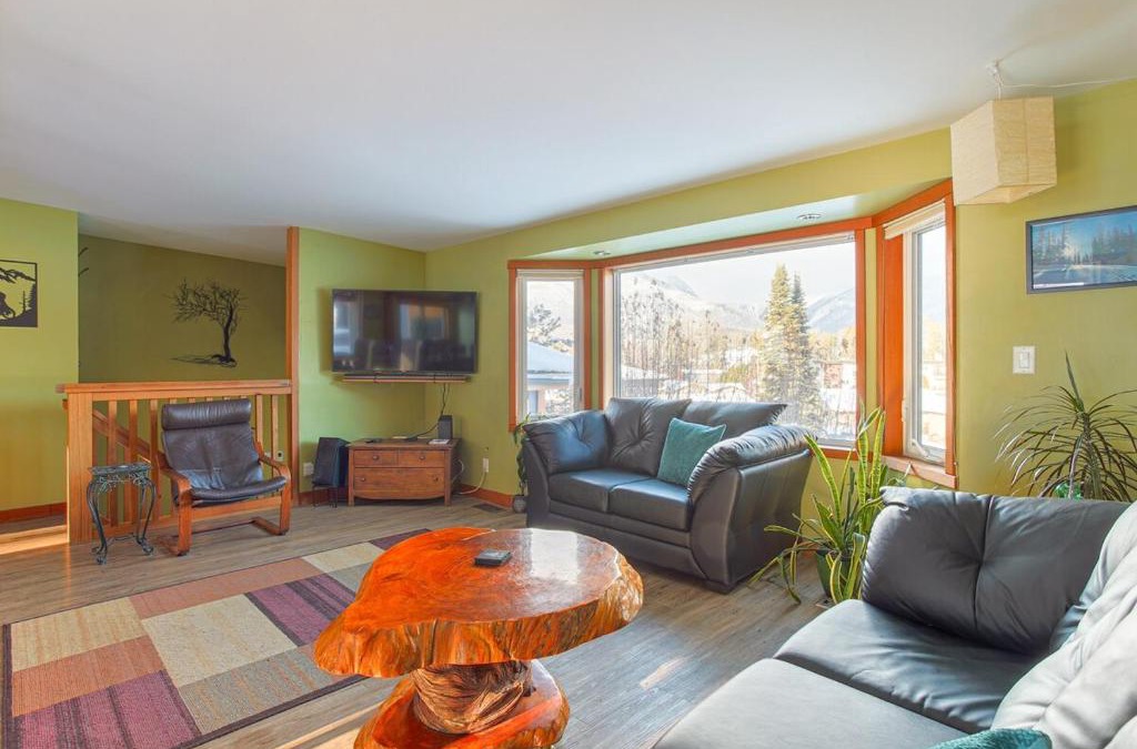 East Kootenay Apartment | Dream Retreat with Hot Tub by StayIn