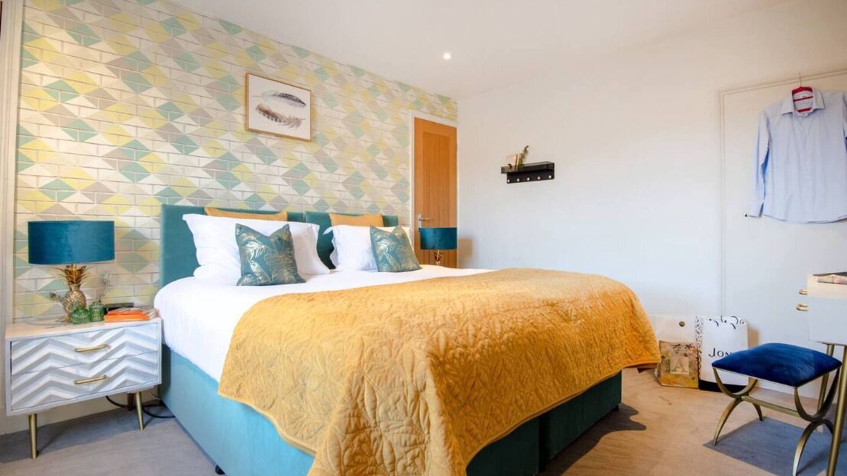 Upper Town Apartment | Dream Stays Bath - City Pad