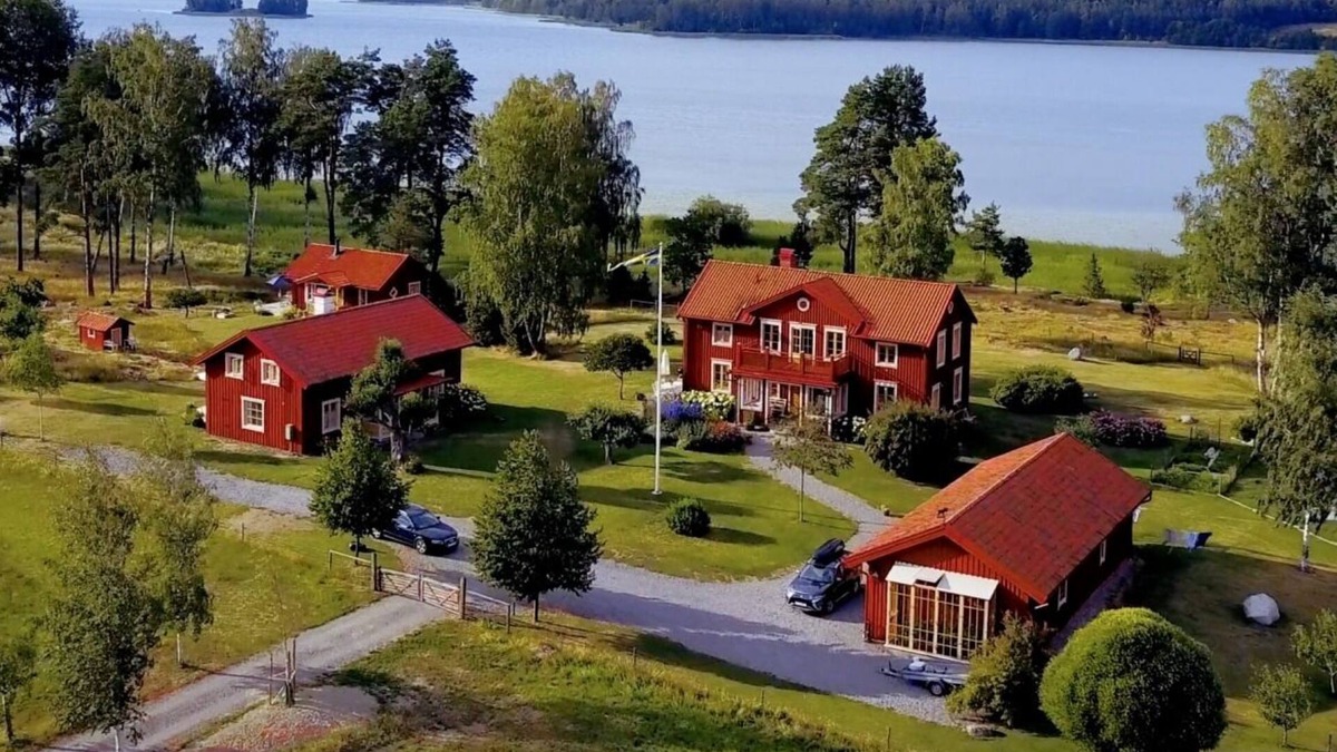 Gnesta Municipality House | Dream vacation by the lake on a manor in Sörmland