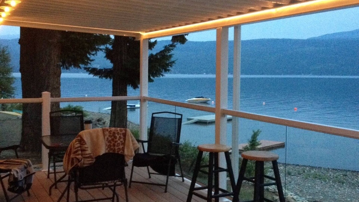 Anglemont Cabin | Dream Vacation On The Lake, Family Friendly. Right on the beach.