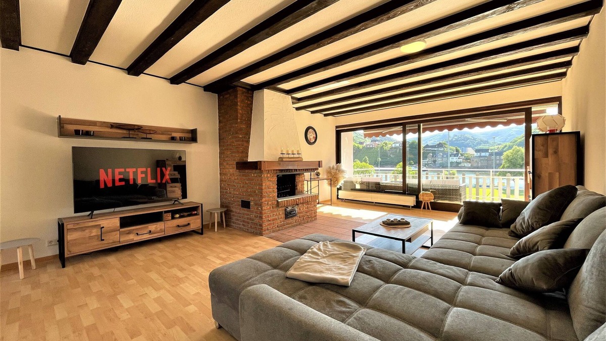 Alf Apartment | ★Dream view | fireplace | balcony | castle view | 65-inch TV | Netflix | Sky | Joyn★