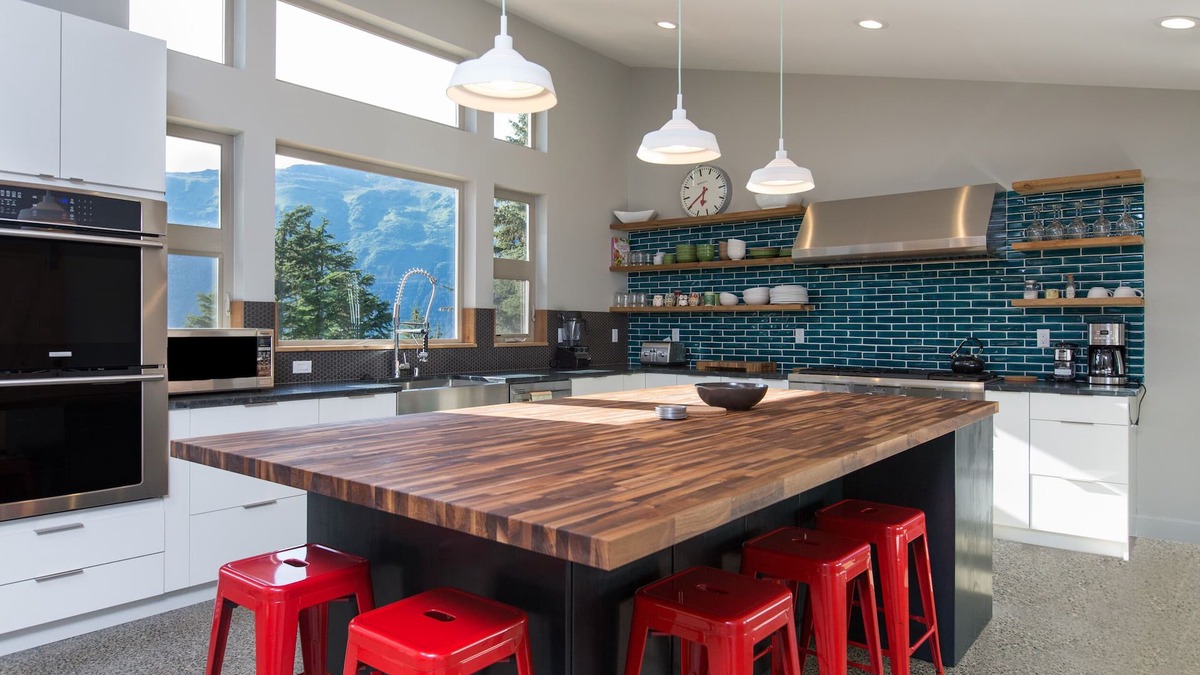 Alyeska House | Dream Views & Chef's Kitchen-Modern, Mountain Home w/Hot Tub