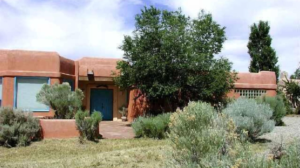 Arroyo Seco House | Dreamcatcher - mountain views fireplace hot tub wi-fi Clubhouse pool/tennis