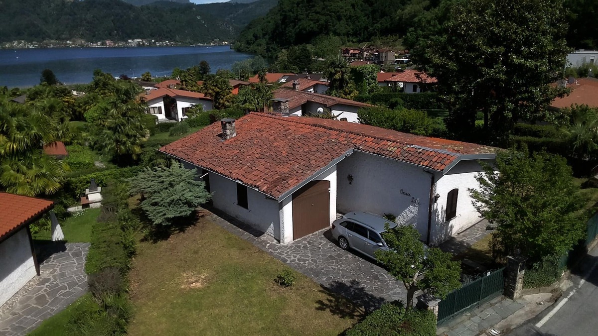 Lavena Ponte Tresa House | Dreamlike villa holiday Casalotti with patio & fenced garden