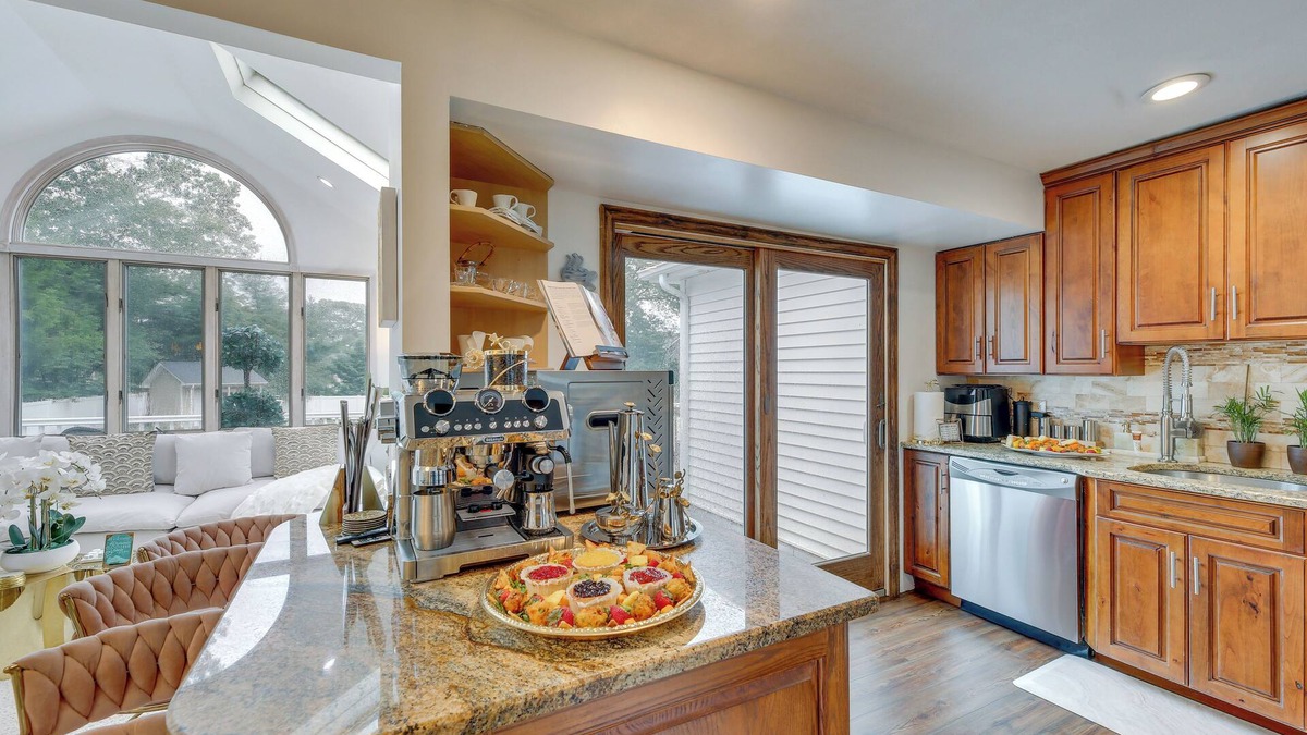 Lake Grove Cottage | 'dreams of Paradise' Luxury Home w/Pool!