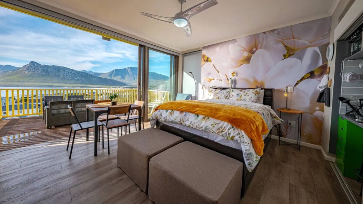 Pringle Bay Apartment | Dreamview Glass Suite: Unique apartment with wide ocean and mountain views