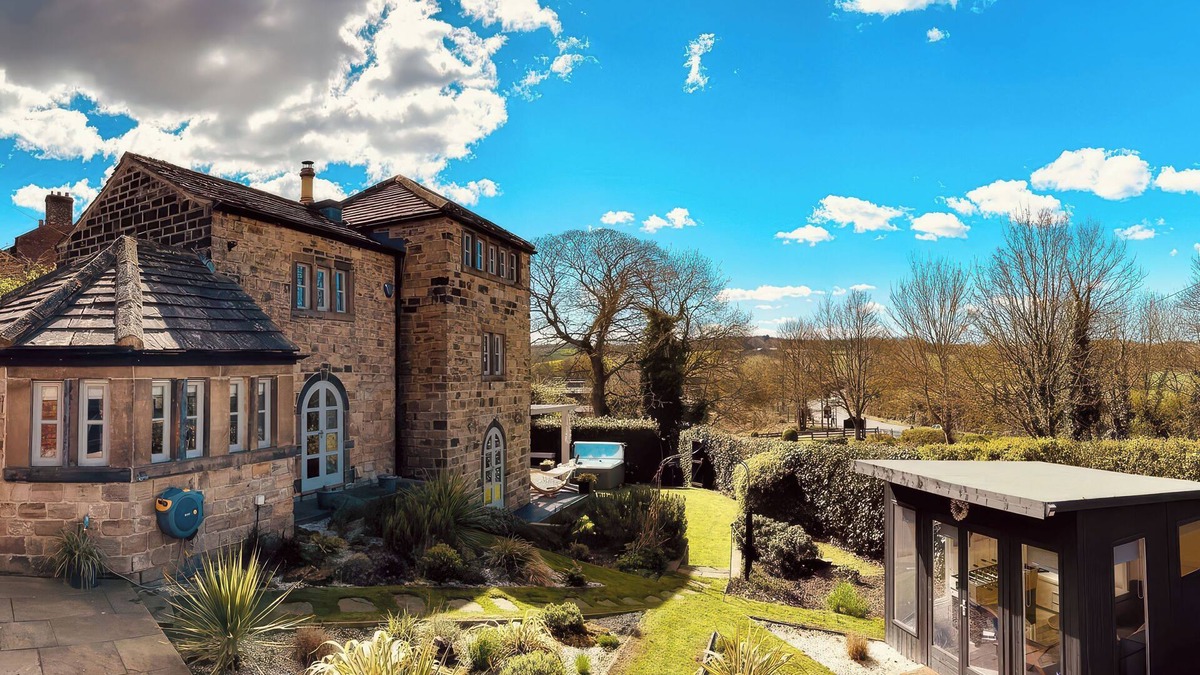 Crigglestone Cottage | DREAMWOOD COTTAGE, pet friendly, with hot tub in Newmillerdam