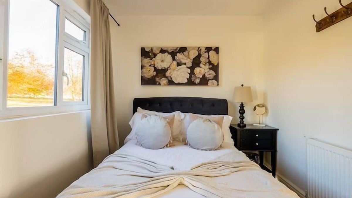 Blandford Saint Mary Cottage | DREAMWOOD - SLEEPS 2 | HOT TUB | BBQ | PETS ALLOWED | WI-FI | SECLUDED PATIO