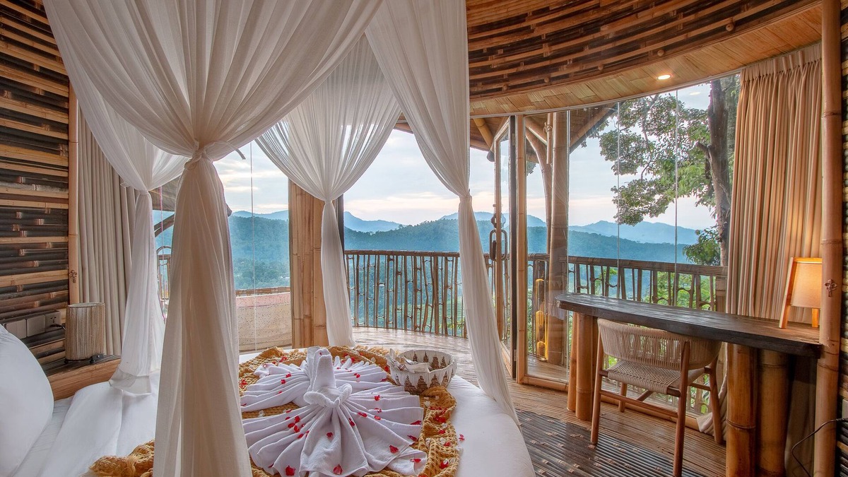 Klungkung Villa | Dreamy Cliffside Bamboo Villa with Pool and View