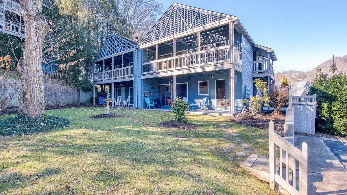Lake Junaluska Condo | Dreamy Condo Near the Lake W/Shared Pool, Furnished Patio & Free WiFi