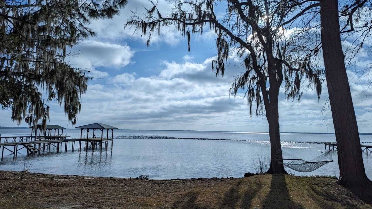 Hallsboro House | Dreamy Cottage right on the Lake, Dog Friendly!