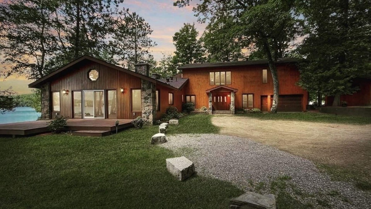Bancroft Cottage | ♥Dreamy Family Oasis ~ Lake Access ~ Games ~Views