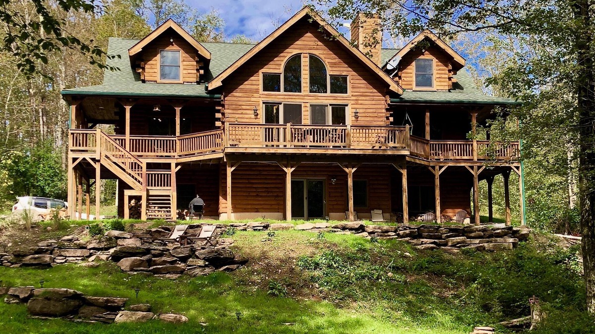 Livingston Manor House | Dreamy Lakefront Log Cabin - 2hrs from NYC! Sleeps 14 (5Bed/3Bth) 7 private acre