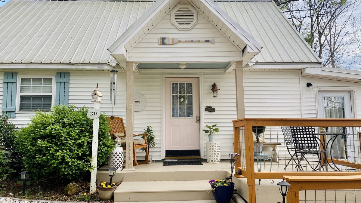 Sylacauga Cottage | Dreamy Lakefront Cottage on Lay Lake