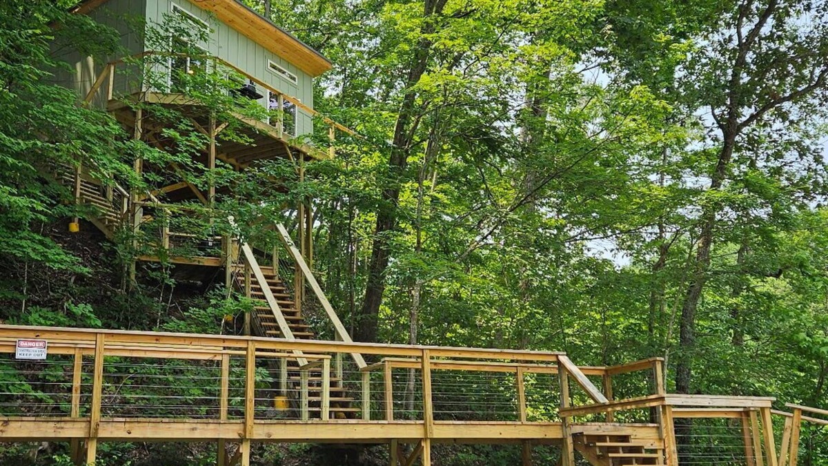 Newport Cabin | Dreamy Lakeside Treehouse Hideaway/Cabin for Couples