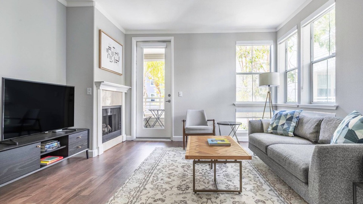 Central San Mateo Apartment | Dreamy San Mateo 2BR w/W/D, Pool, Gym, Parking, near 101, by Blueground