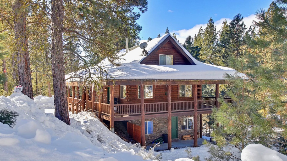 Cascade Cabin | Dreamy updated log cabin in the woods close to lake 4 bedroom
