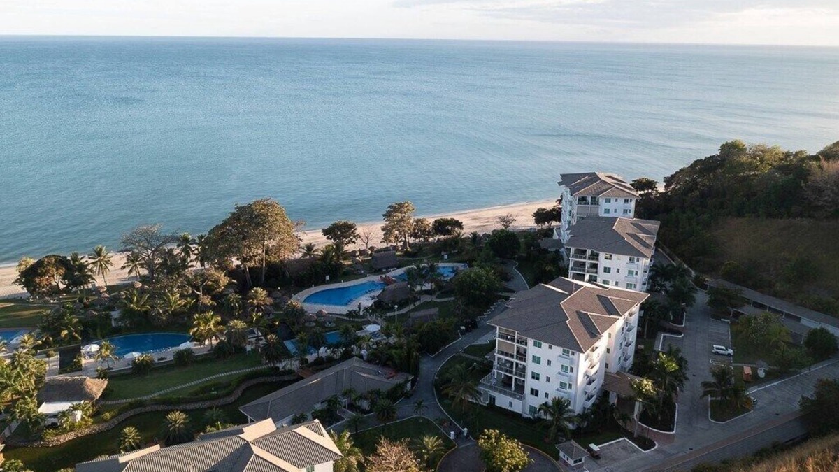 Playa Blanca Villa | Dreamy Villa with 3 bdr + 3.5 bthr next to the lake + Beach club access