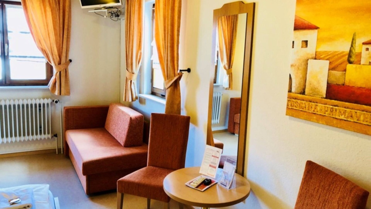 Rheinhausen Apartment | Dreibettzimmer mit Dusche und WC