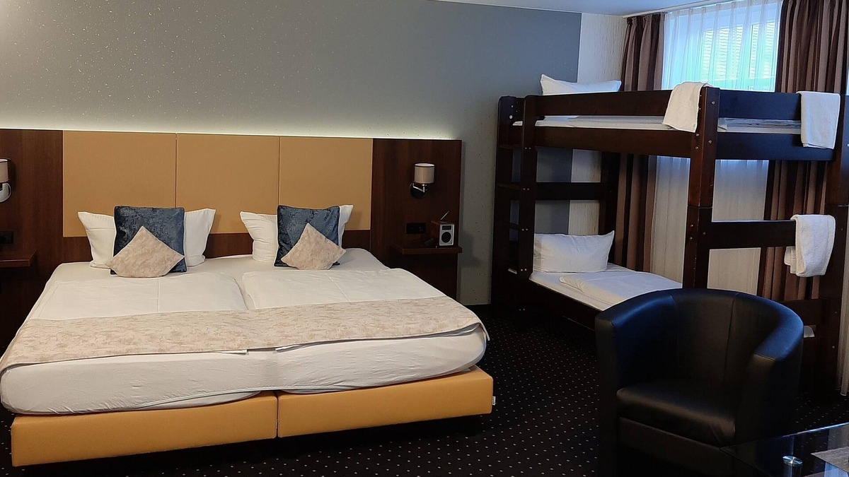 Langenau Apartment | Dreibettzimmer mit Dusche und WC