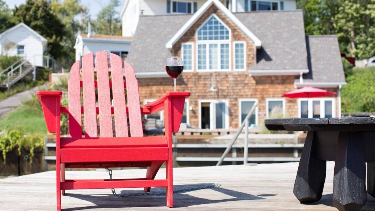Geneva House | Drift Away Hot Tub, Kayaks, Lakefront & Games