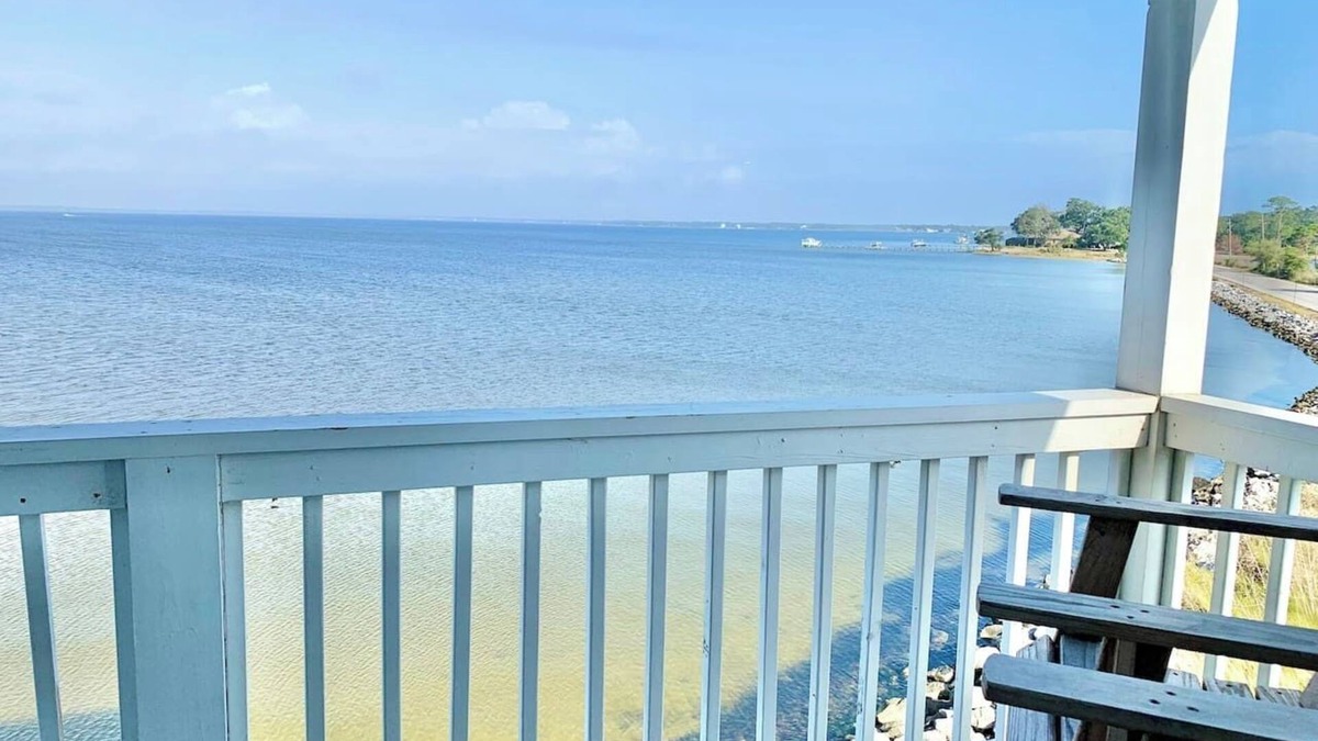 Innerarity Townhomes House | Drift Away - Waterfront End Unit with 2 Kayaks