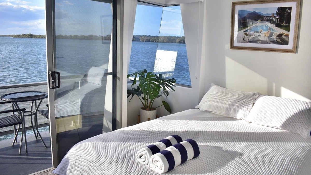 Steiglitz Boat Rental | Drift Flotel - Luxury Houseboat Experience