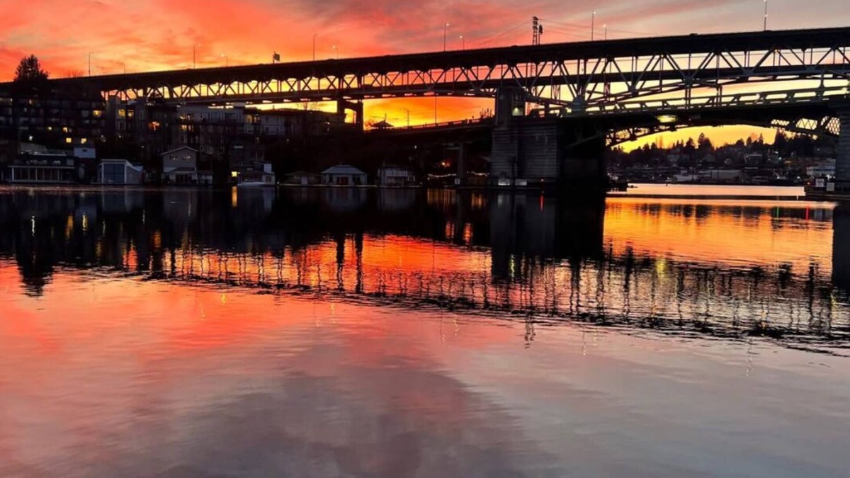 University District Boat Rental | Drifted Dreamer 1-bedroom house boat in Seattle