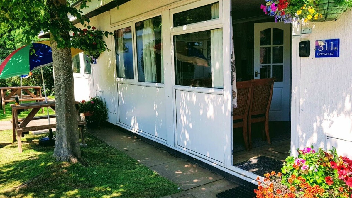 Dawlish Warren Ski Chalet | Driftwood, 2 Bedroom Chalet on the 4* Welcome Holiday Park, Dawlish Warren