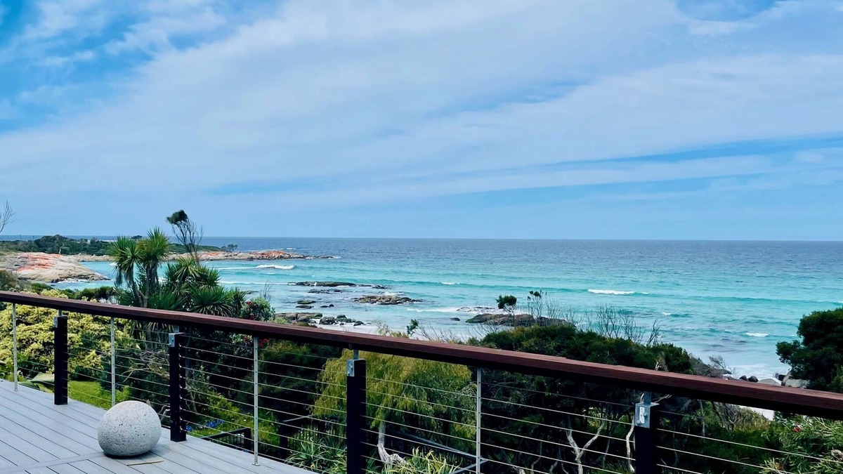 The Gardens House | Driftwood Bay of Fires - A spacious and luxurious scandinavian style beach house