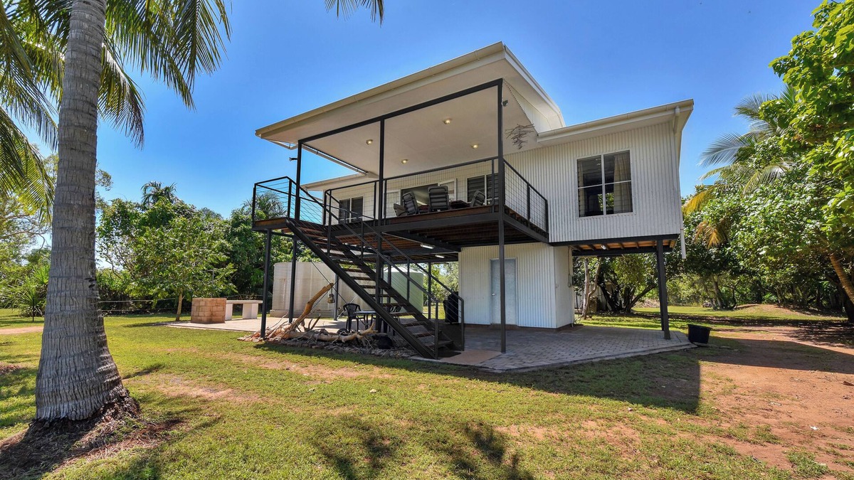 Dundee Beach House | Driftwood Beachfront Getaway, sleeps 8 comfortably, fully air conditioned.