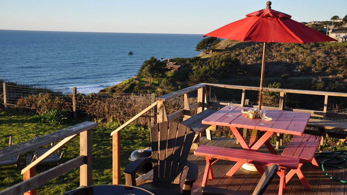 Manchester House | Driftwood Bungalow MENDOCINO COAST Ocean Front, Private Path to Beach HOT TUB