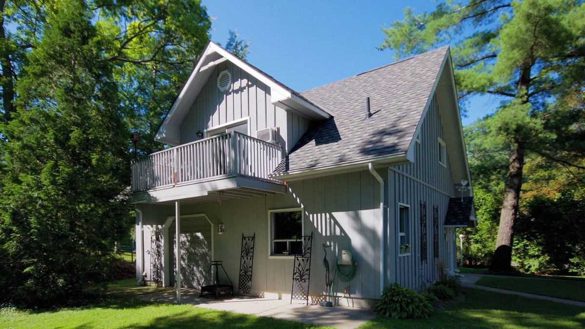 Grand Bend Cottage | Driftwood Coach House