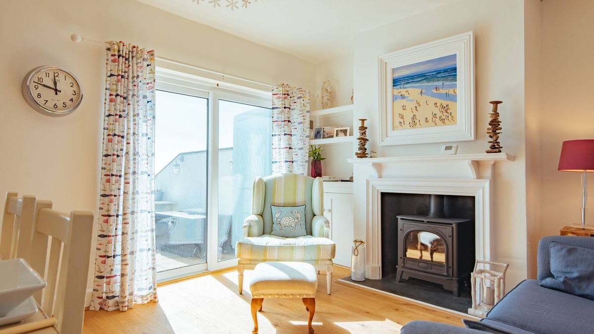 Sandgate Cottage | Driftwood Cottage by Bloom Stays - family friendly cottage with sea views