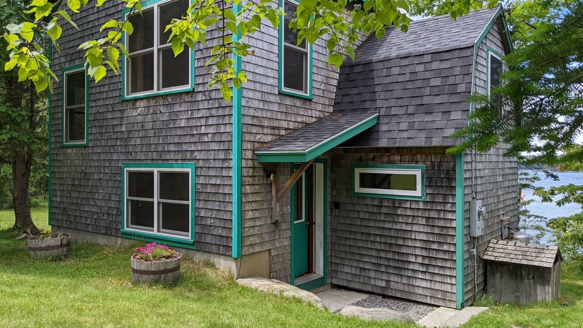 Brooksville Cabin | Driftwood Cottage; cozy oceanfront, 2 Kayaks, Wood Stove, Porch, Sunsets.