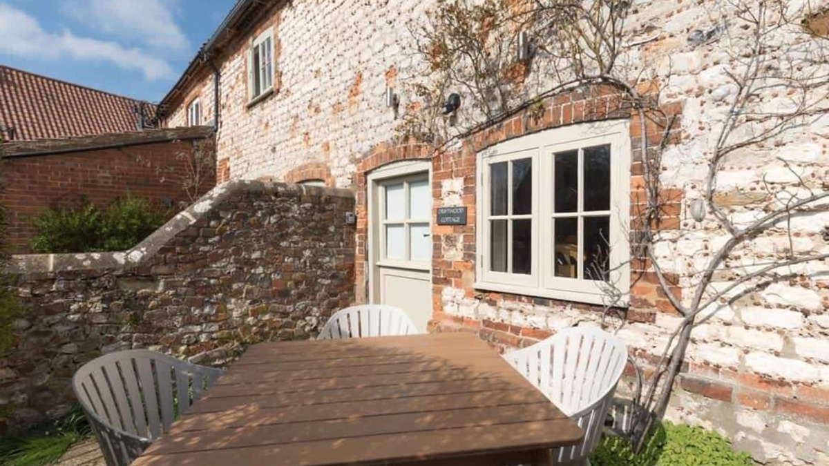 Holme Cottage | Driftwood Cottage Holme next the sea pets go free