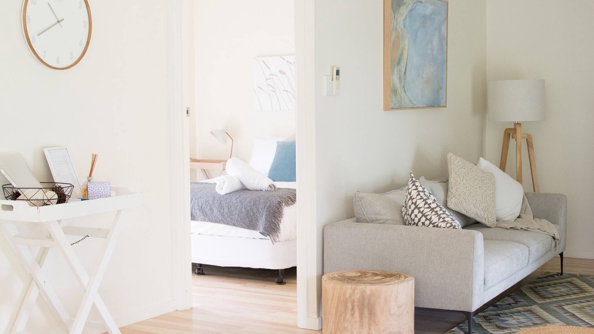 Waterhouse House | Driftwood House, Lakeside cottage, 75 metres to beach, Free wifi, BBQ.