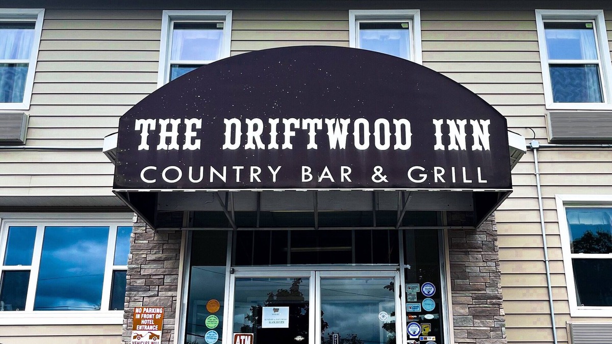 Deer Lake Hotel | Driftwood Inn
