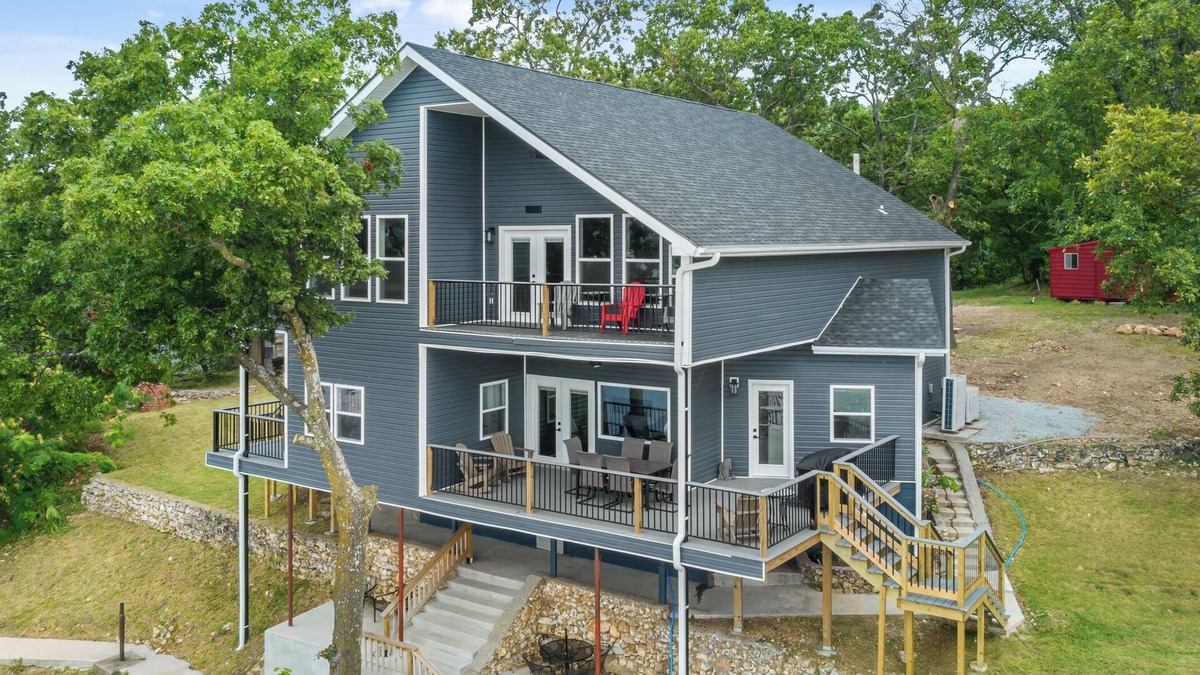 Fairland House | Driftwood Lodge: Boat Dock, Game Room & Lake Views