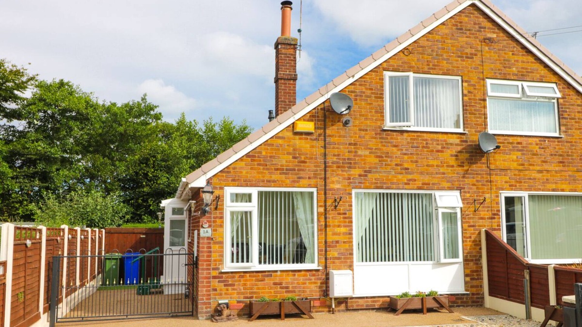 Withernsea Cottage | DRIFTWOOD, pet friendly, country holiday cottage in Withernsea