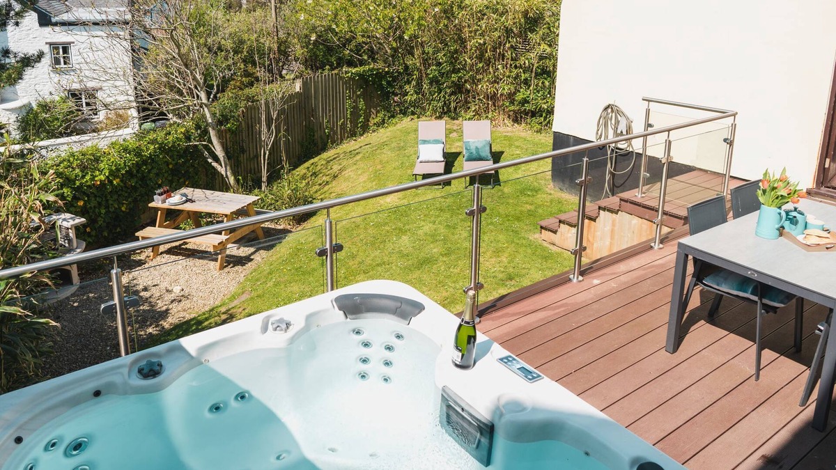 Croyde Cottage | Driftwood, Sleeps 6, Pets, Hot Tub