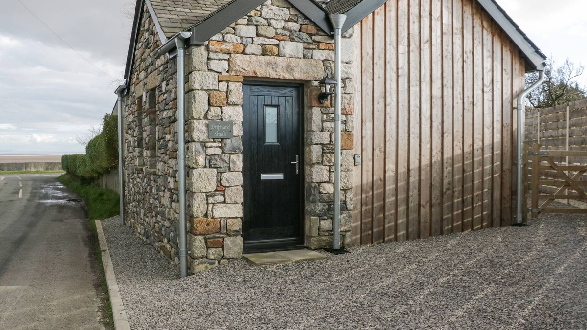 Roosebeck House | DRIFTWOOD STUDIO, pet friendly, with a garden in Barrow-In-Furness
