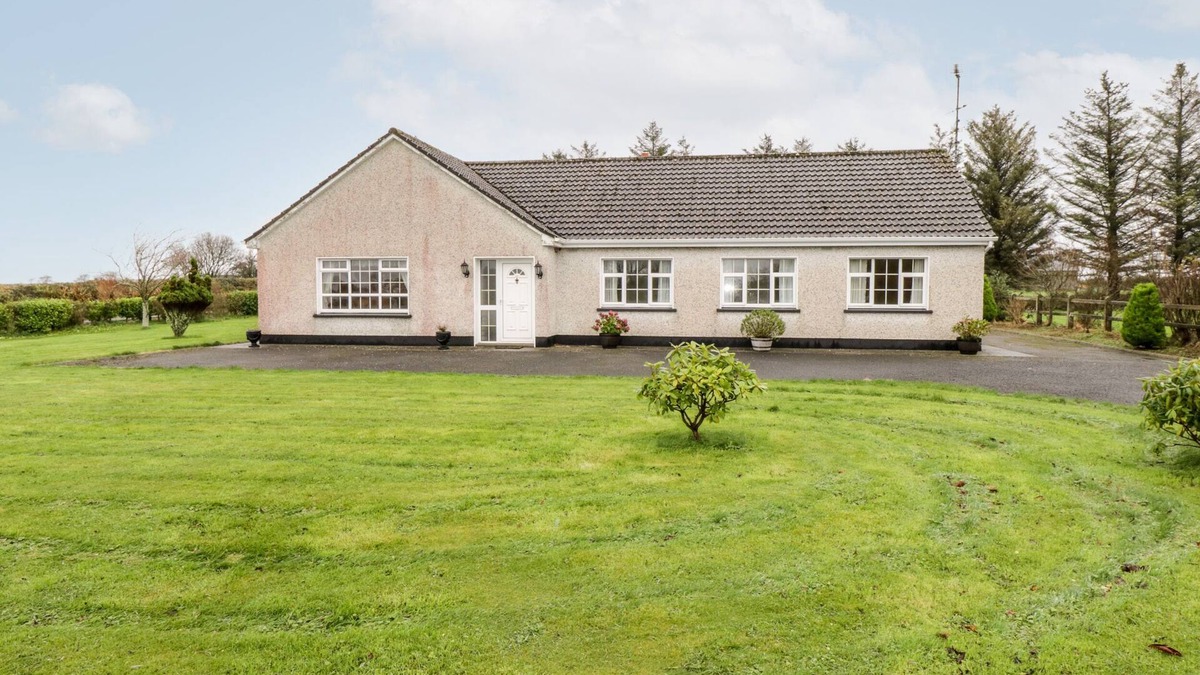 Dromore West Cottage | DROMORE WEST COTTAGE, family friendly in Dromore West, County Sligo