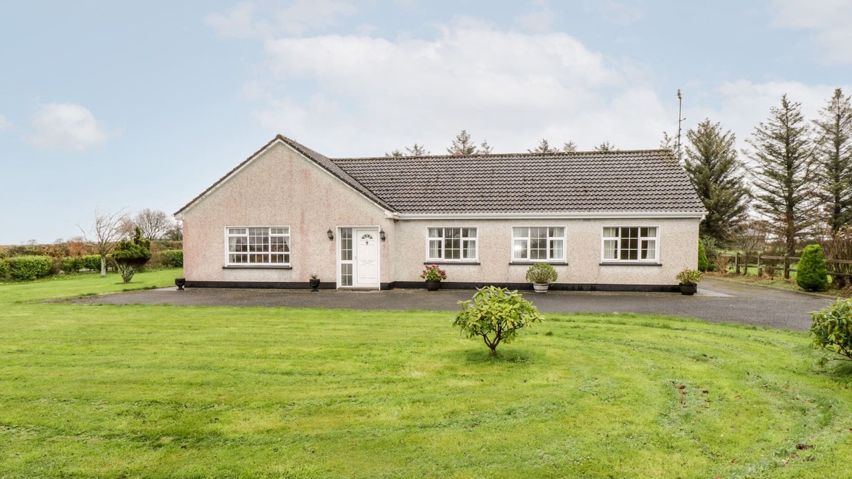 Dromore West Cottage | DROMORE WEST COTTAGE, family friendly in Dromore West, County Sligo