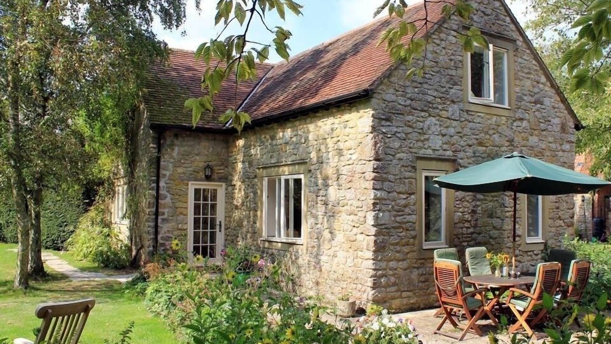 Pulham Cottage | DROOP FARM COTTAGE, pet friendly, with a garden in Hazelbury Bryan