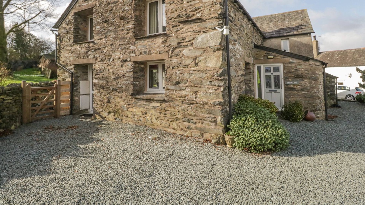 Lowick Cottage | DRUMLINS, pet friendly, character holiday cottage in Lowick Green